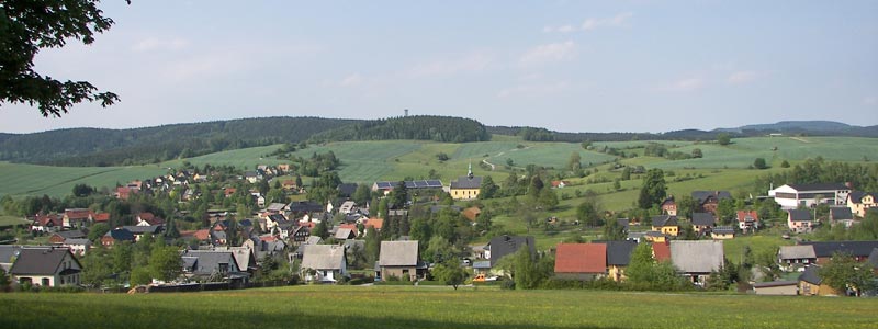 Blick über Hinterhermsdorf zum Weifbarg